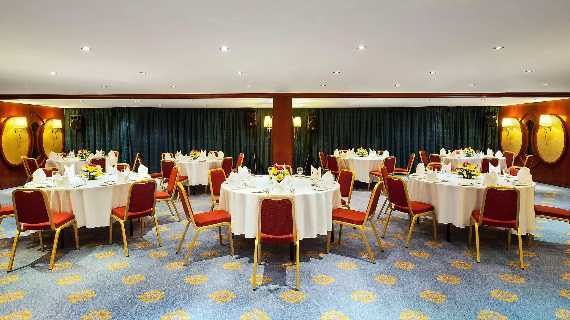 Golden Tulip Sharjah Aparthotel 4*,