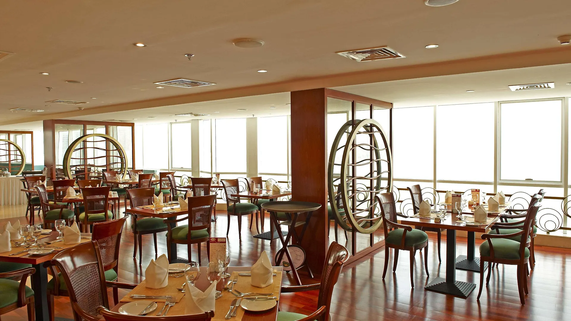 Golden Tulip Sharjah 아파트 호텔 4*,  아랍에미리트