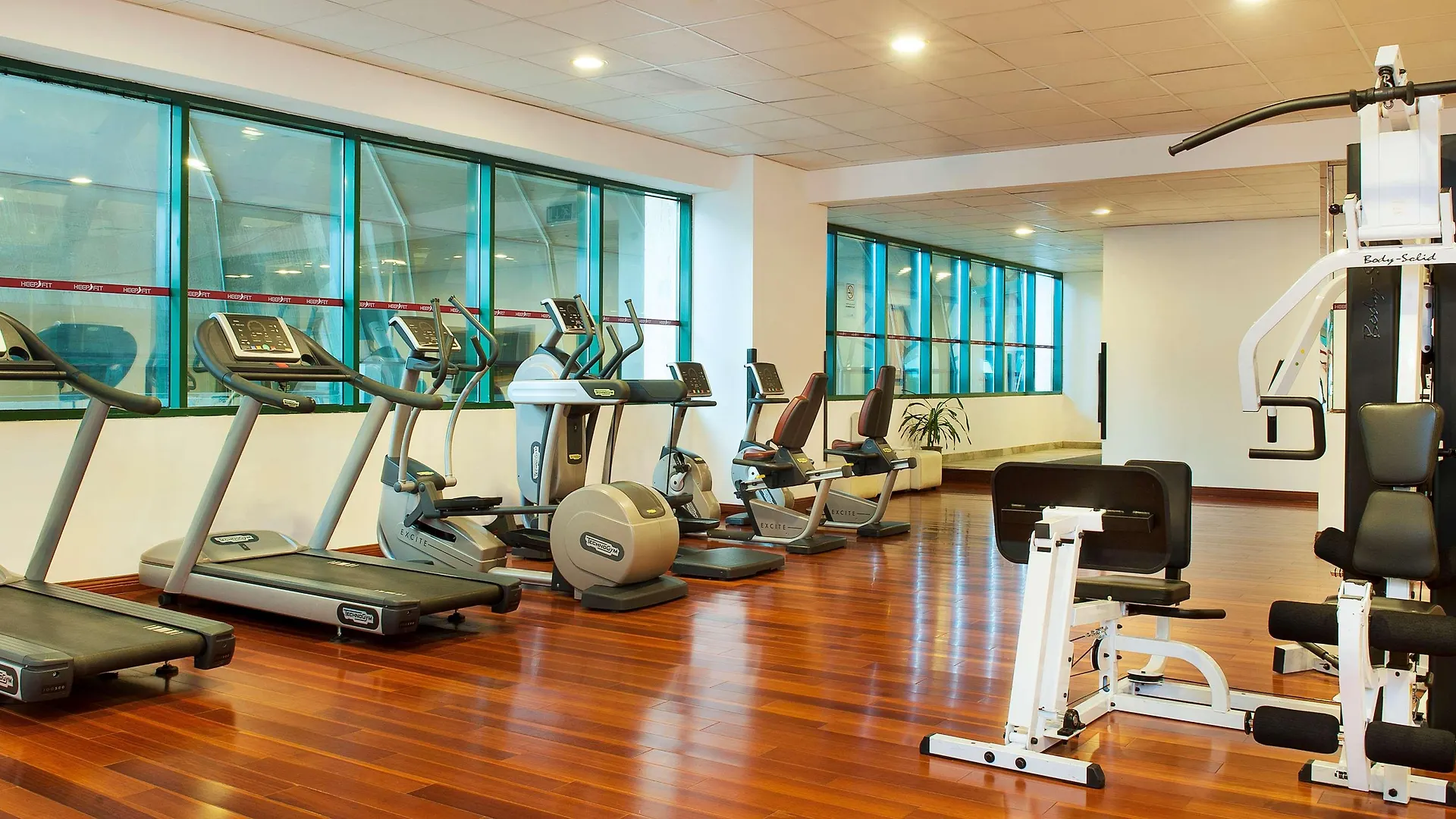 아파트호텔 Golden Tulip Sharjah 아파트 호텔